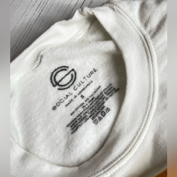 Miami Cropped Crewneck!🤍🧡 Size Small. - Picture 4 of 4